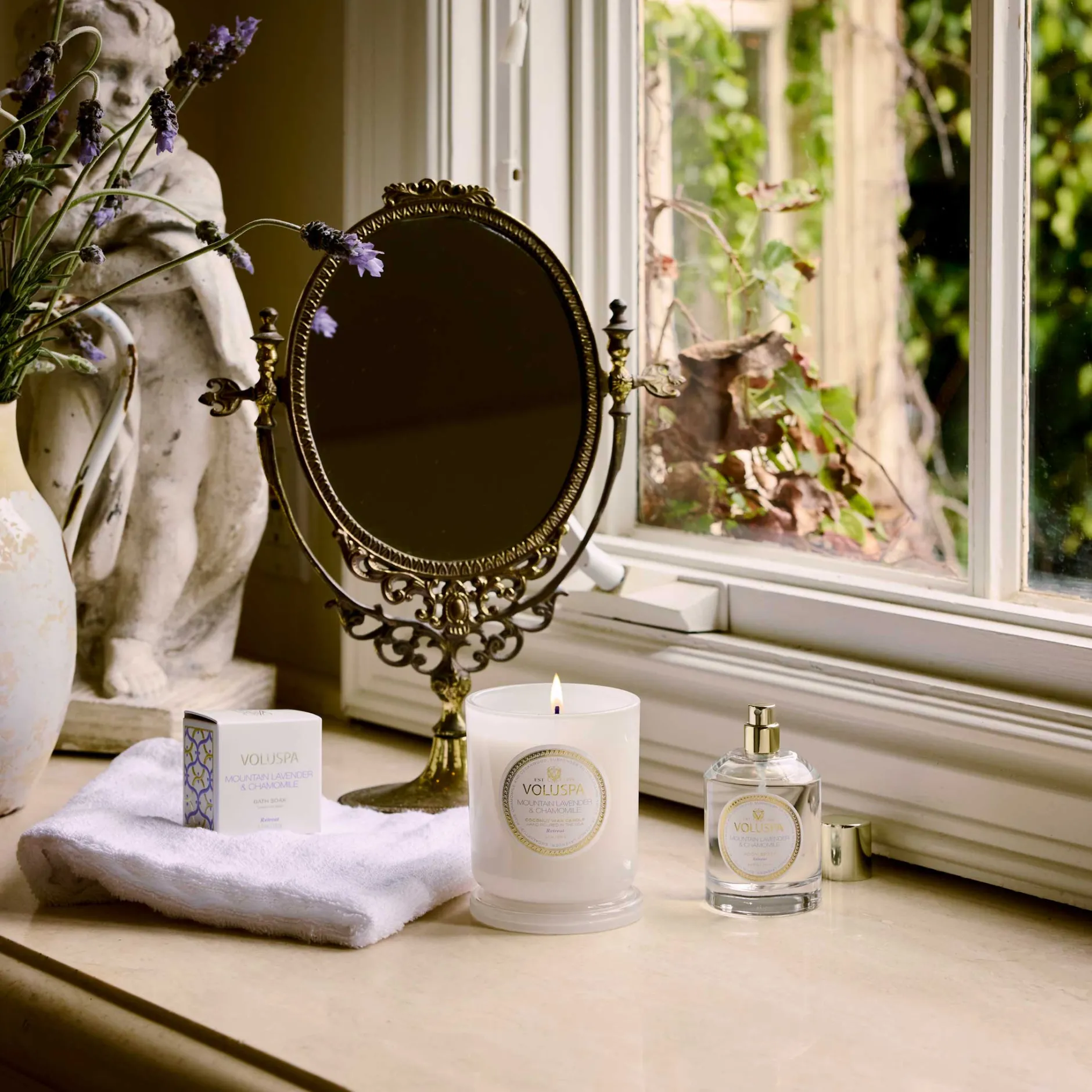 Voluspa Mountain Lavender & Chamomile|Classic Candles|Mountain Lavender & Chamomile